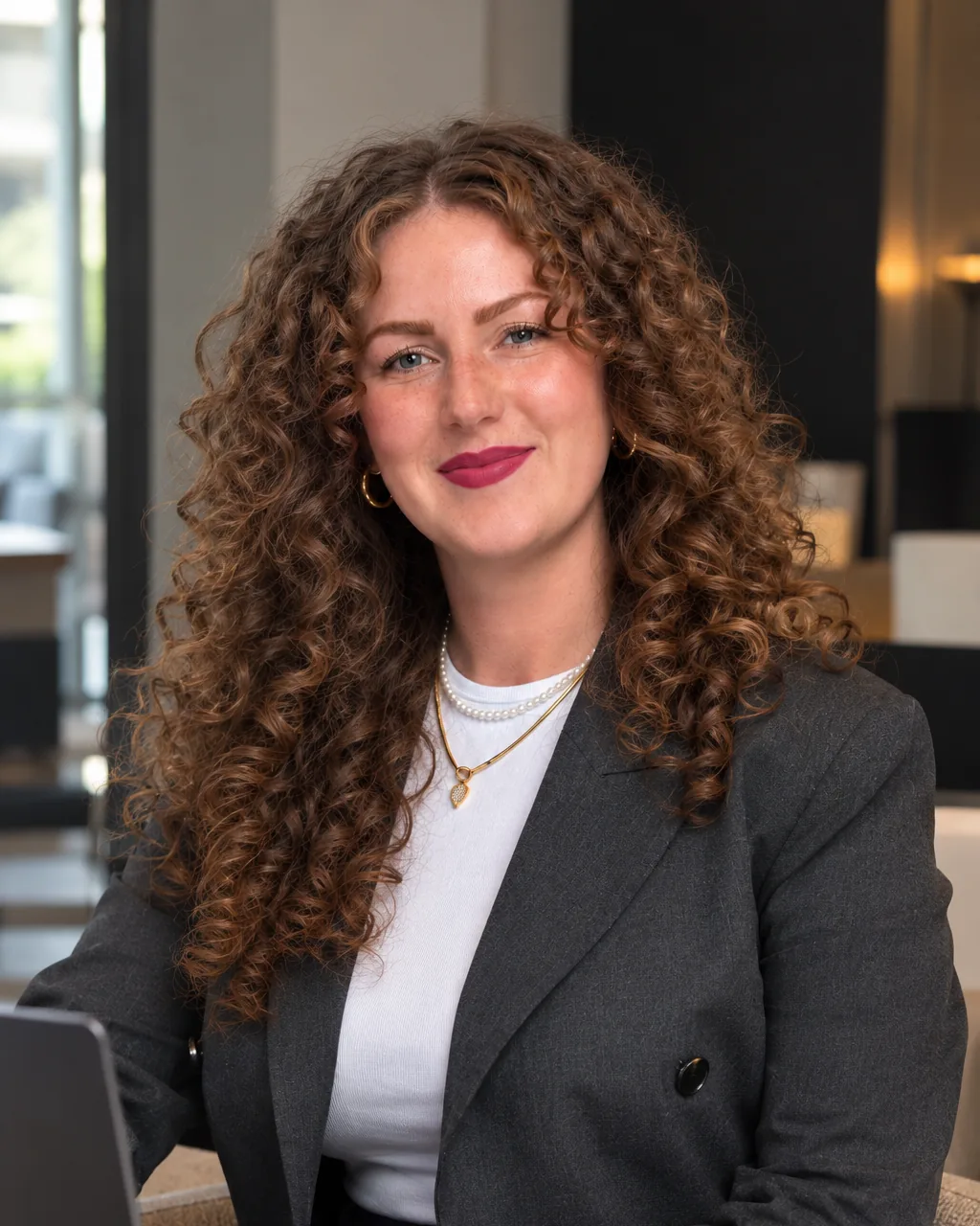Porträt von Aleksandra Spik in einem modernen Büro